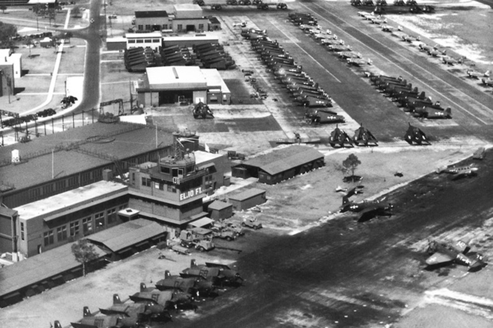 The flightline at Fort Lauderdale ­Hollywood Naval Air Station with rows of Avenger torpedo bombers waiting for students. (U.S. Navy)