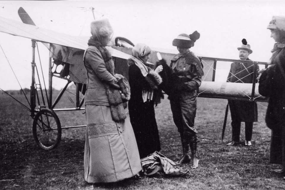 Quimby makes preparations for her flight across the English Channel, April 16, 1911. (Library of Congress)