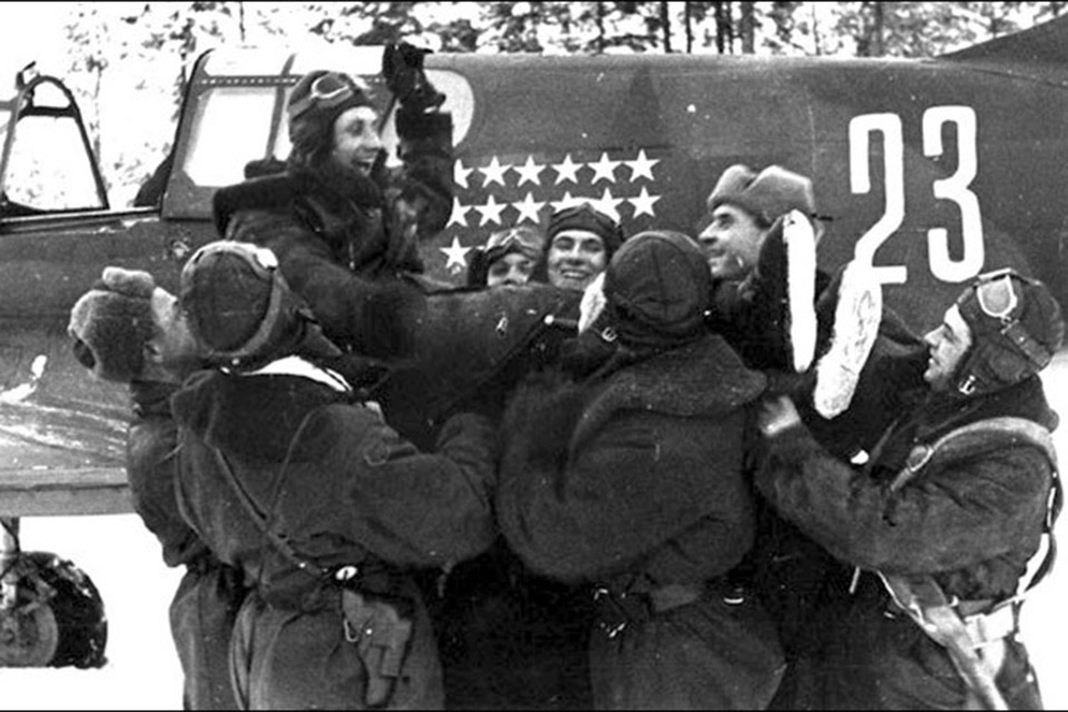 The Soviets welcomed the heavily armed P-40. Senior Lieutenant N.F. Kuznetsov is congratulated after his 27th victory, his "Lend-Lease" P-40K in the background. (National Archives)