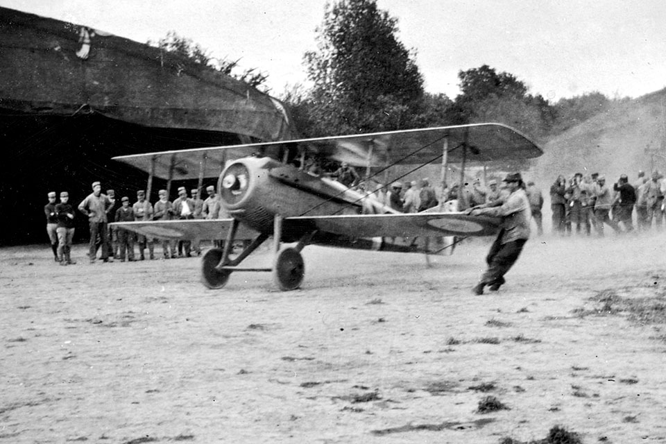 Sergeant Guynemer lands in Spad VII S115 in September 1916. Although its career was short-lived, his four successes and his survival in a crash on September 23 left Guynemer sold on the fast, sturdy new fighter. (Service Historique de l’armée de l’Air B88/526)