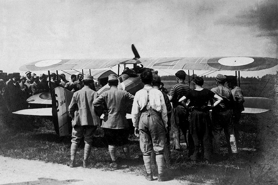 Captain Guynemer prepares to take off in Spad XIII S504. Armed with twin machine guns, this plane was flown by Guynemer when he scored his 53rd victory on August 20, 1917, and when he vanished on September 11. (Service Historique de l’Armée de l’Air B97/1684)