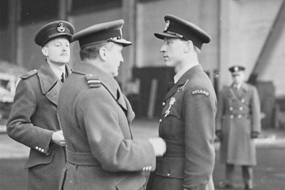 Squadron Leader Witold Urbanowicz receives the Distinguished Flying Cross by Air Marshall Sholto Douglas on December 15, 1940. Also decorated that day were Zdzisław Henneberg, Jan "Donald Duck" Zumbach and Mirosław "Ox" Ferić. (IWM CH 1839)
