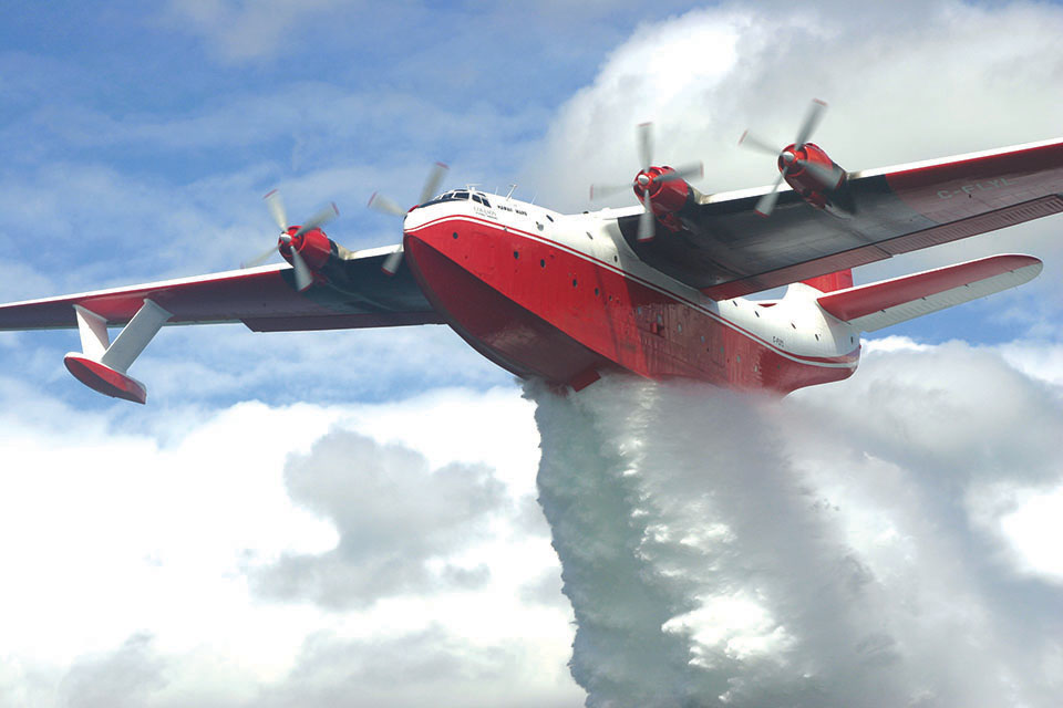 Coulson’s JRMs could carry 7,200 gallons of water and 600 gallons of foam concentrate, blanketing up to four acres with a 4-inch carpet of fire-smothering foam. The most comparable flying boat with water scoops, the Canadair CL-415, has a capacity of only 1,600 gallons. (Jim Mumaw)