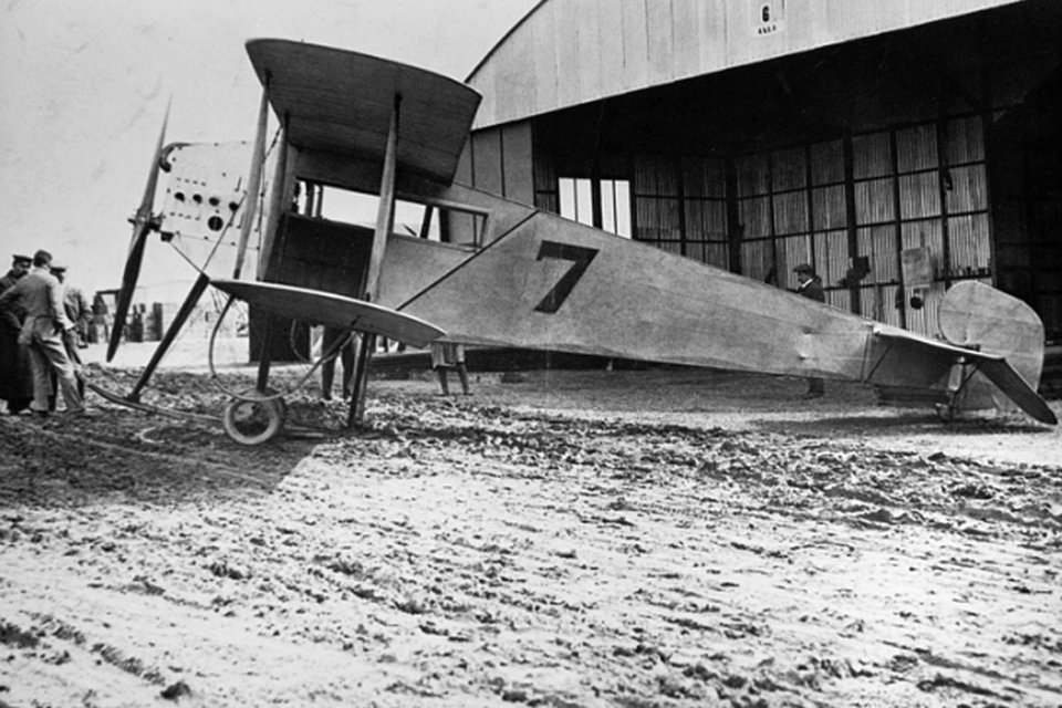 The Avro G in which Parke recovered from a spin had a 27-inch-wide enclosed cabin that afforded him no forward visibility whatsoever. (HistoryNet Archive)