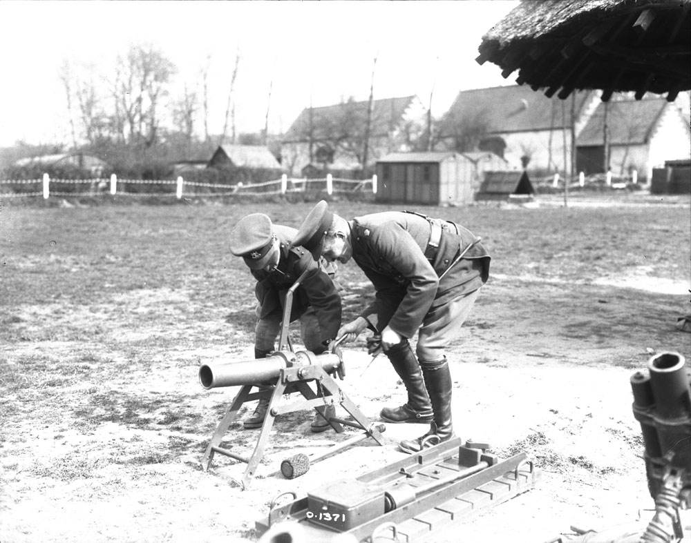 British soldiers using a capture German Lanz-type light trench mortar. (Canada Department of National Defence)