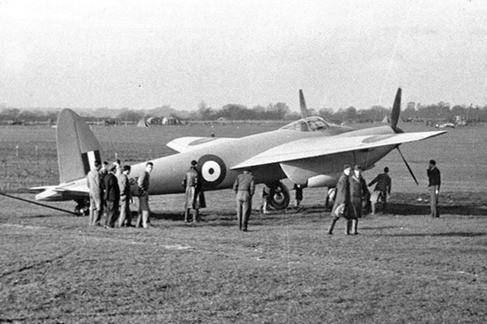 November 1940, the DH-98 prototype is readied for its maiden flight near Salisbury Hall, where it was designed and built. (National Archives)