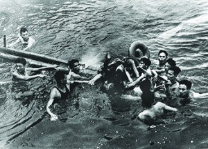 Lieutenant Commander John S. McCain, (center) being captured by Vietnamese civilians in Truc Bach Lake near Hanoi, Vietnam. (Everett Collection/Alamy Stock Photo)
