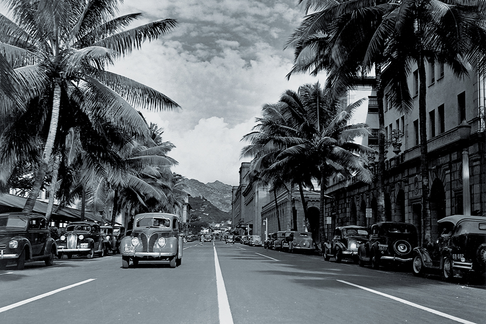 For American servicemen, life in Hawaii before December 7, 1941, was an exotic—but expensive—paradise. A Honolulu street oozes glamour. (Library of Congress/Corbis via Getty Images)