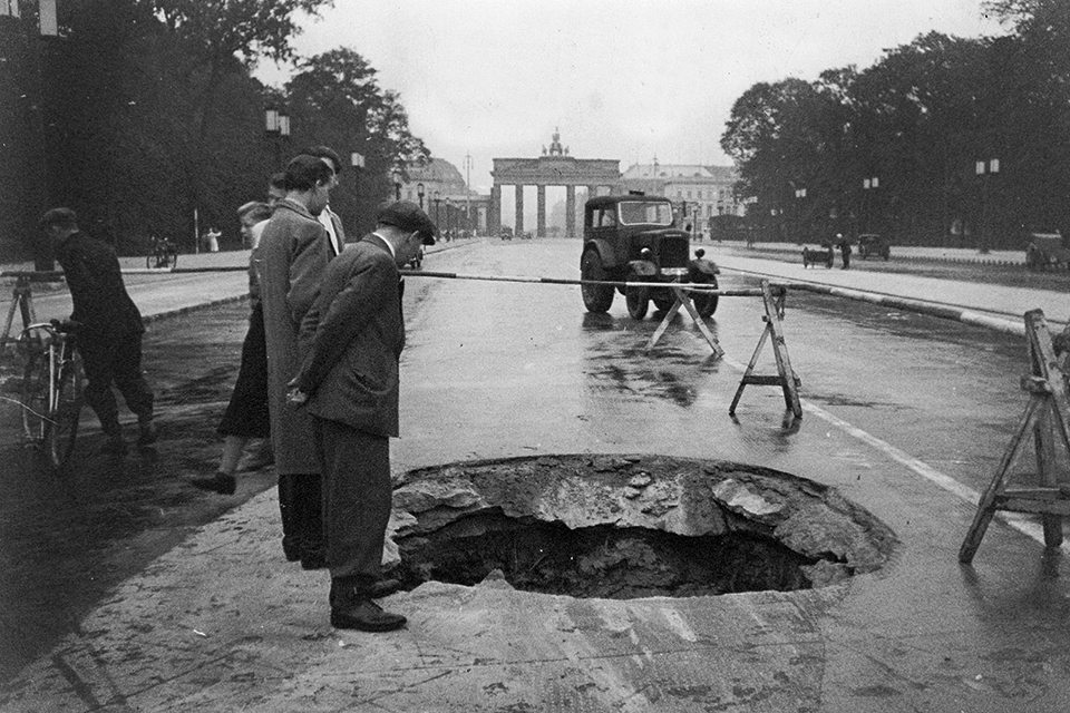 Nazi leaders were not anticipating a nighttime raid on the German capital in 1940. Berliners inspect bomb damage near the Brandenburg Gate. (Seuddeutsche Zeitung/Alamy)