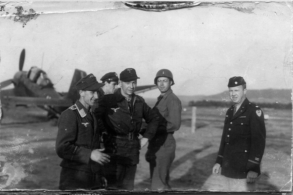405th executive officer Lt. Col. Edgar Loftus (far right) greets Luftwaffe Captain Kurt Lau and a sergeant. (Courtesy Michael Loftus Langdon)