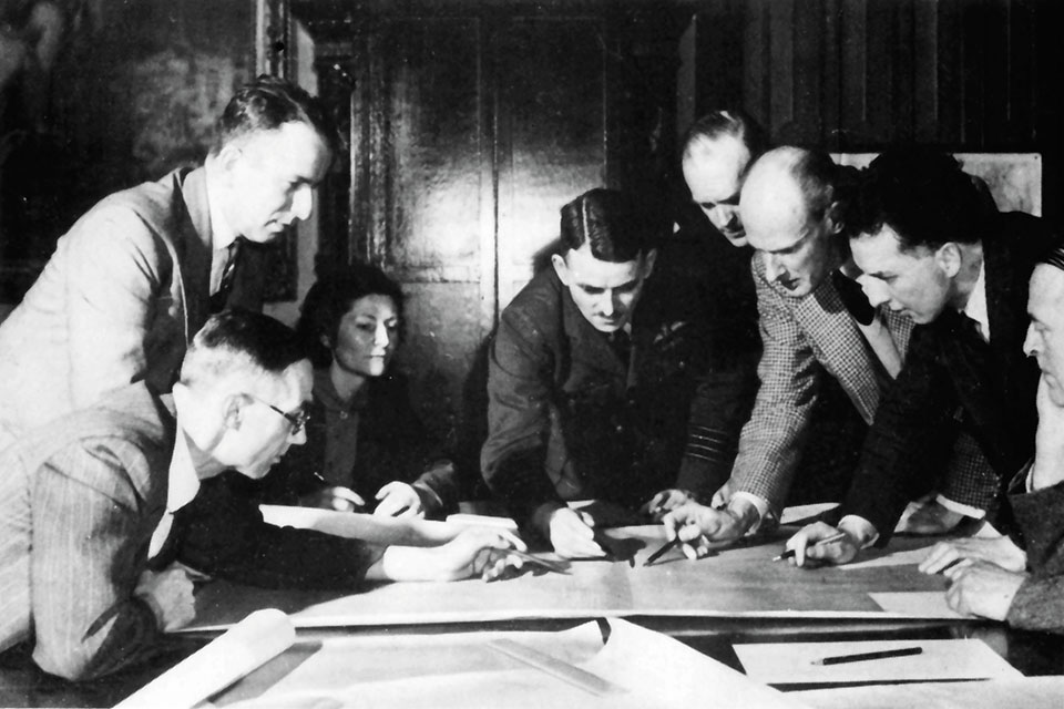 With wartime Britain at last taking the jet engine seriously, Whittle’s engineering team confers during a 1944 meeting at Brownsover Hall in Rugby, Warwickshire. From left: L.J. Cheshire, R. Dudley Williams, Mary Phillips, Whittle, W.E.P. John­son, J.C.B. Tinling, D.N. Walker and Wing Cmdr. George Lees. (Weider History Group Archives)