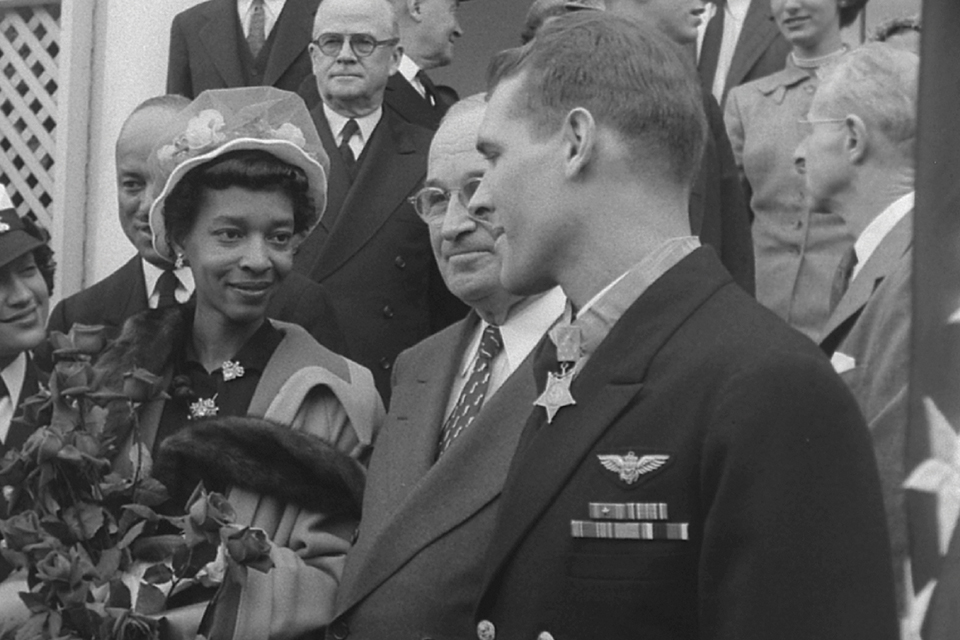 Brown’s widow, Daisy, and Hudner flank President Harry Truman at the Navy pilot’s Medal of Honor ceremony in March 1952. (Courtesy Valor Studios)