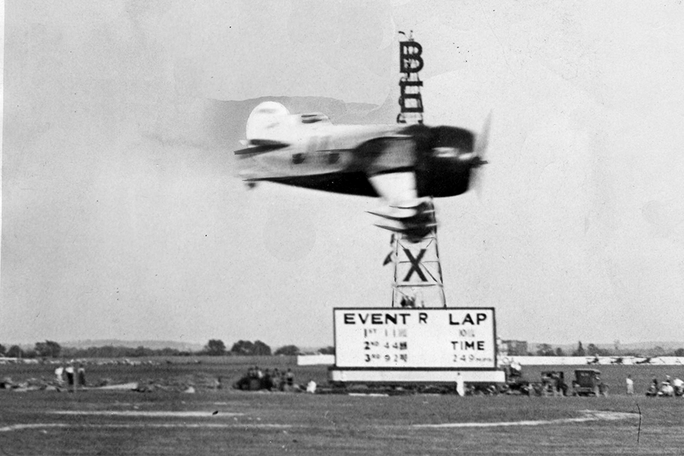 During the 1932 Thompson Trophy Race, Jimmy Doolittle flashes past a pylon in the R-1. (National Archives)