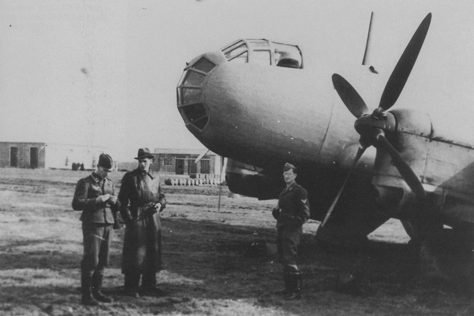 Luftwaffe personel stand beside a Ju-86R undergoing testing in Germany. (Luftkrieg.net)
