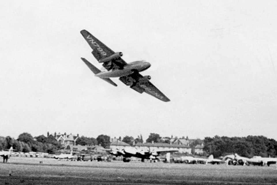Beamont demos the first prototype, Canberra A1 VN799, at Farnborough in 1949. (Courtesy of Rich Johns Matthies)