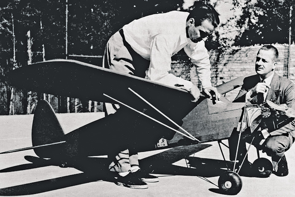 Paul Whittier (left) and the actor ready their RP-1 for a flight in 1935. (Righter family archives)