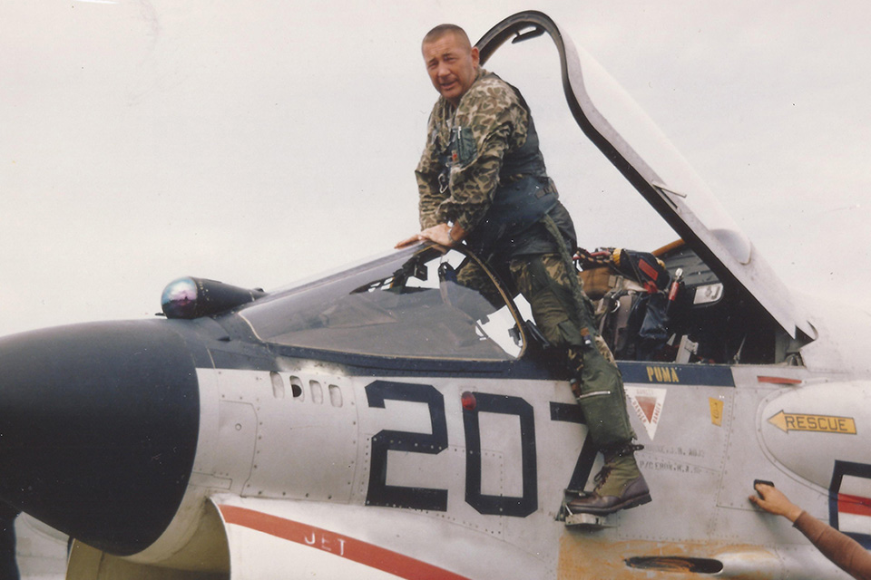 Dick Bellinger steps out of the cockpit after a mission in 1966. (Peter B. Mersky Collection)