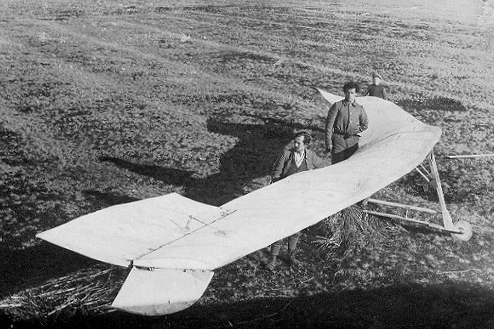 Lippisch’s first sweptwing tailless design was the Lippisch-Espenlaub E2 experimental glider, built in 1921.