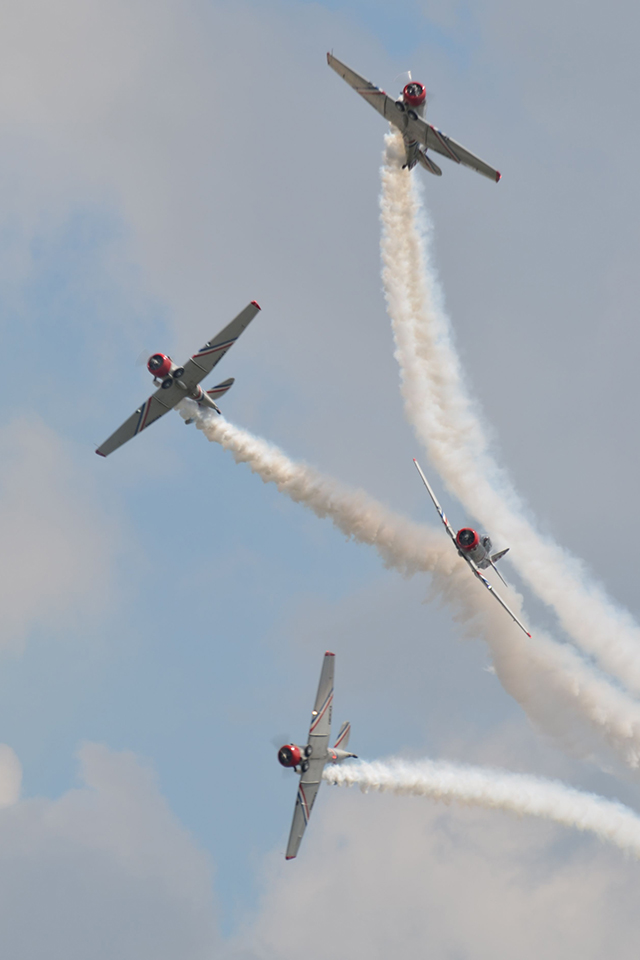 The Geico Skytypers perform a break maneuver in their North American SNJ-2 Texans. (Carl von Wodtke)