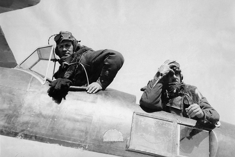 Douglas-Hamilton and Blacker pose in the Houston-Westland at Lalbalu before setting out to conquer the heights of everest. (AKG-Images)