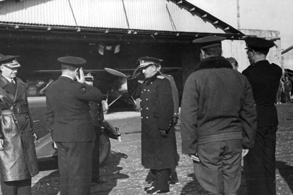 Lt. Col. Franco salutes a Nationalist admiral at the Majorca air base in 1938. (Archivo Aerea)