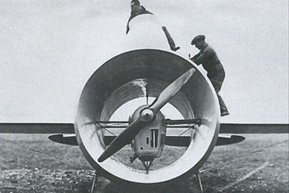 Within the barrel-like fuselage was a 120-hp de Havilland engine … and the propeller. (Aeronautica Militare Italiana)