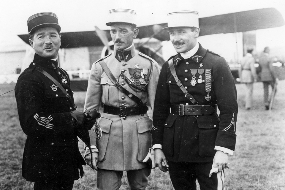 Fonck of Spa.103 (left) shares the limelight with Lieutenant Gustave Lagache, commander of Spa.3, and Lieutenant Bernard Barny de Romanet, 18-victory ace and commander of Spa.167. (SHAA, B88.3570)