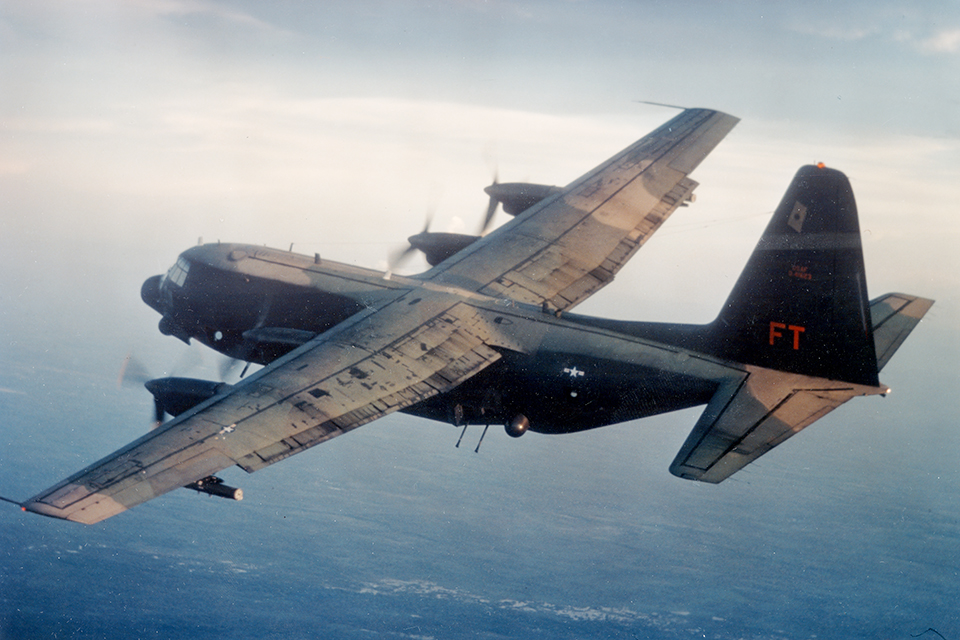 130 spectre. Lockheed AC-130 Spectre. AC-130e Spectre. Летающая батарея Lockheed AC-130. AC-130w Stinger II.