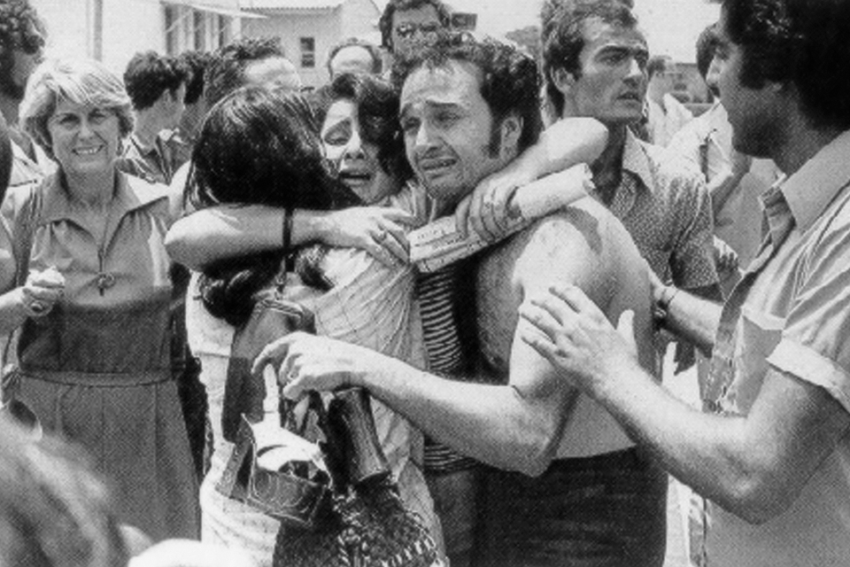 Families greet the liberated passengers after the flight to Israel’s Ben Gurion Airport. Four hostages lost their lives in Uganda. (Israel Air Force)