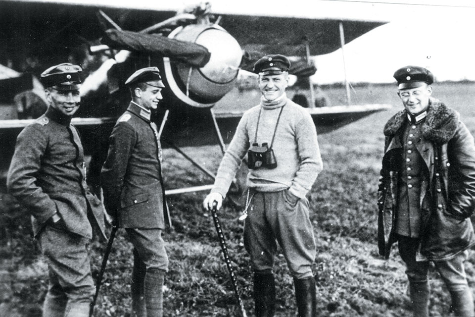 From left, Stefan Kirmaier, Hans Imelmann, Richthofen and Hans Wortmann pose with Richthofen’s Alba­tros. Boelcke’s successor in command of Jasta 2, Kirmaier fell victim to D.H.2s of No. 24 Squadron on November 22, but Richthofen avenged him the following day. (Courtesy of Greg van Wyngarden)
