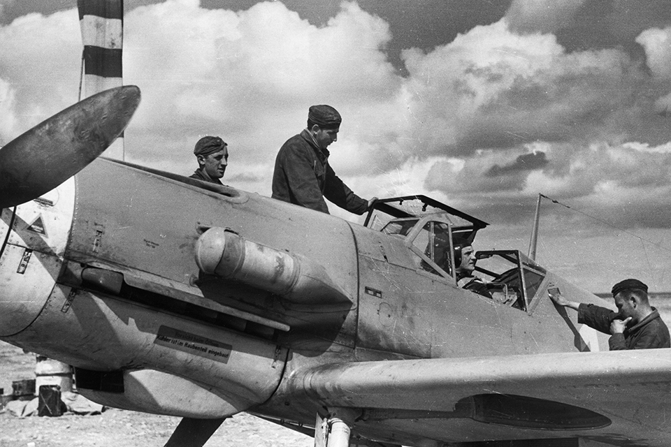 Ground crewmen prepare Hans-Joachim Marseille’s Messerschmitt Me-109F/Trop for a mission in February 1942. (Bildarchiv Preussischer Kulturbesitz/Art Resource)
