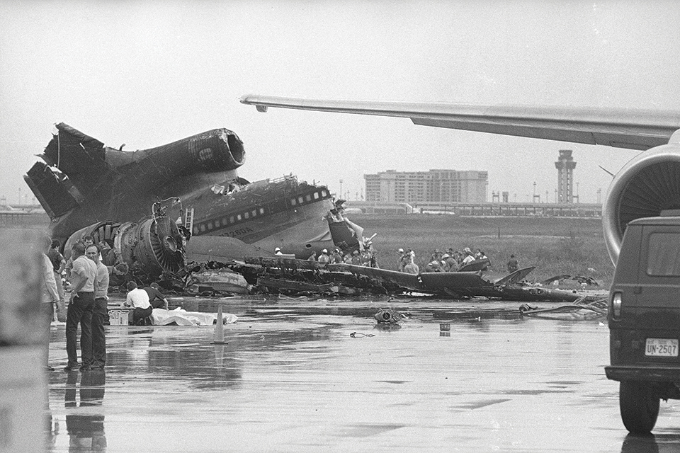 Medical and rescue personnel recover bodies from a Delta Airlines L-1011 that went down in a thunderstorm a mile short of Dallas/Fort Worth International Airport on August 2, 1985. (AP Photo/Carlos Osorio)