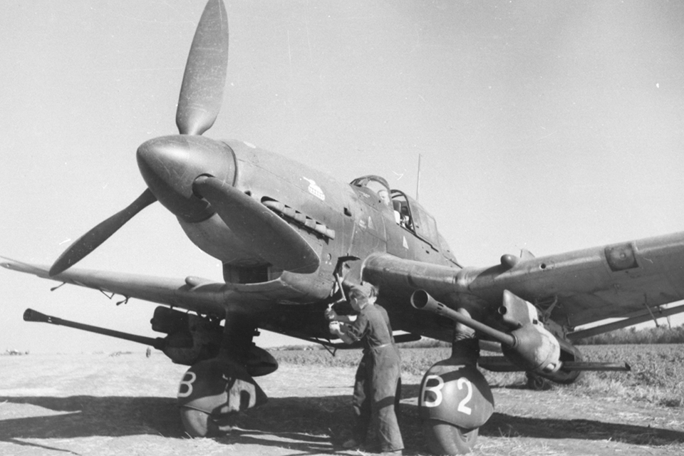 Ground crewmen wind the starter on Rudel’s Ju-87G-2. Like our model this Stuka carried two 37mm anti-tank gun pods underneath its wings. (Bundesarchiv Bild 101I-655-5976-04 Photo Helmut Grosse)