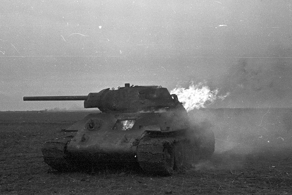 A stricken Soviet T-34/76 burns, a fate shared by 519 enemy tanks targeted by Rudel. (Bundesarchiv Bild F016221-0014)