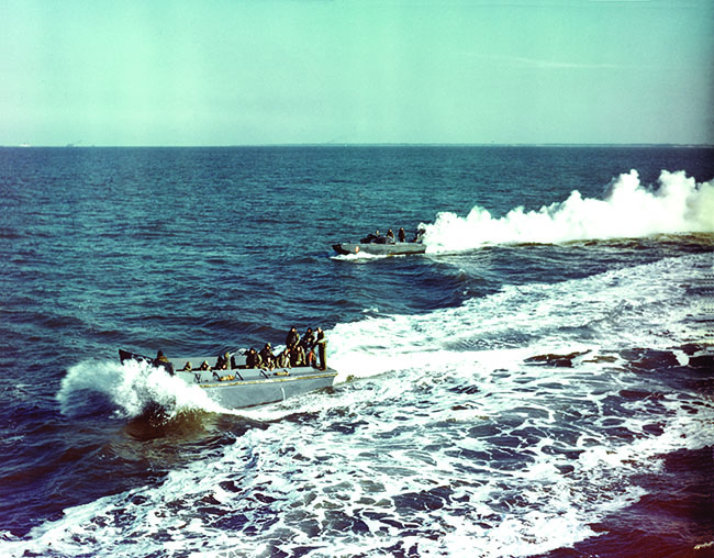 Sailors head for the beach in 1943 during amphibious training exercises at the U.S. Navy’s Little Creek, Virginia, base. That same year, the first Beach Jumper unit was formed there of volunteers. (U.S. Navy/National Archives)