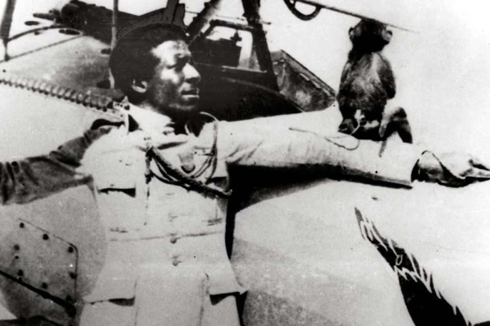 Bullard holds his pet rhesus monkey “Jimmy” beside a Nieuport 24 fighter of the 93rd Escadrille in August or September 1917. He flew with Jimmy tucked inside his coat on combat missions. (U.S. Air Force)
