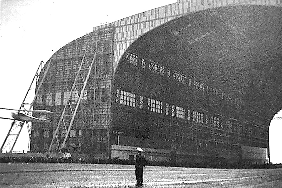 Williams flies a Vought VE-7 biplane through the airship Shenandoah’s hangar at Lakehurst, N.J., during a 1924 airshow. (HistoryNet Archives)