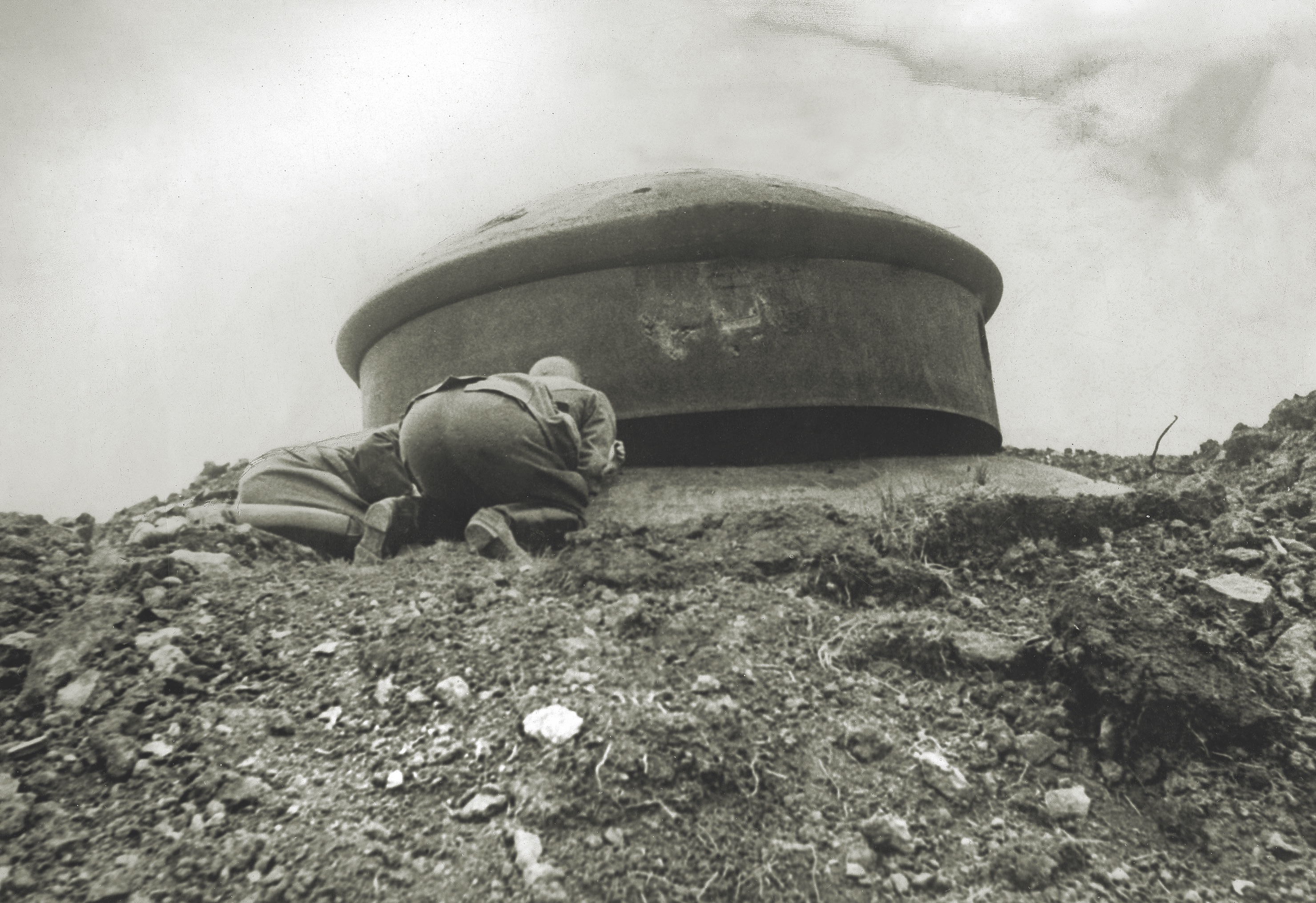 German sappers closely examine the gap beneath a displaced domed cloche. (Ullstein Bild, Getty Images)