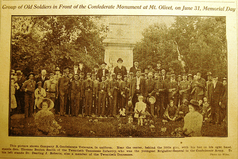 A 1909 Confederate veterans' reunion at Nashville's Mount Olivet Cemetery. Smith stands right-center, behind a young girl, his hate in his right hand. (Metro Nashville Archives/Banner Newspaper Collection/Nashville Public Library)