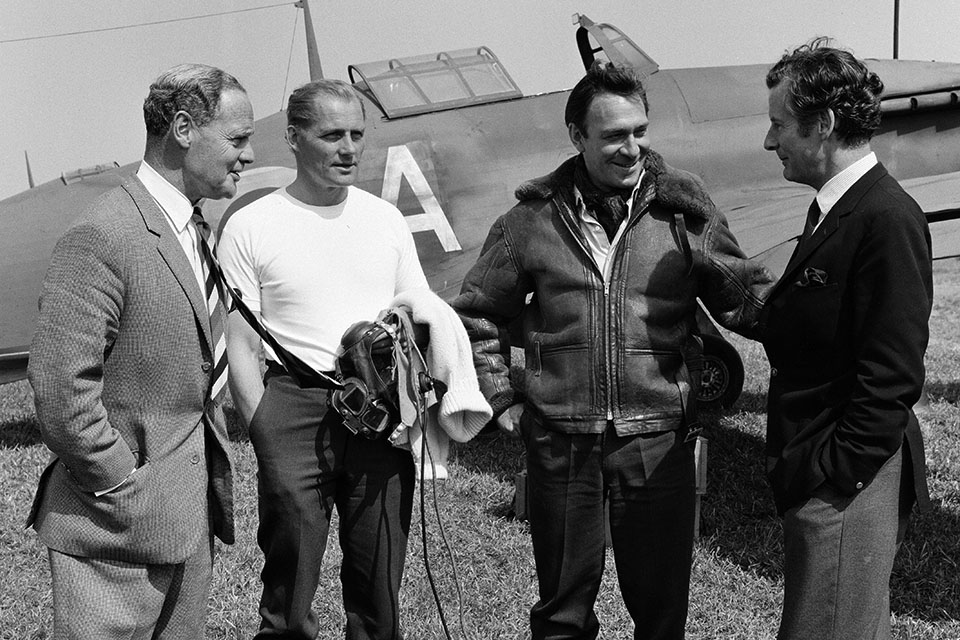 Battle veterans Douglas Bader (left) and Townsend (right) talk with stars Shaw and Christopher Plummer. (Mirrorpix/Getty Images)