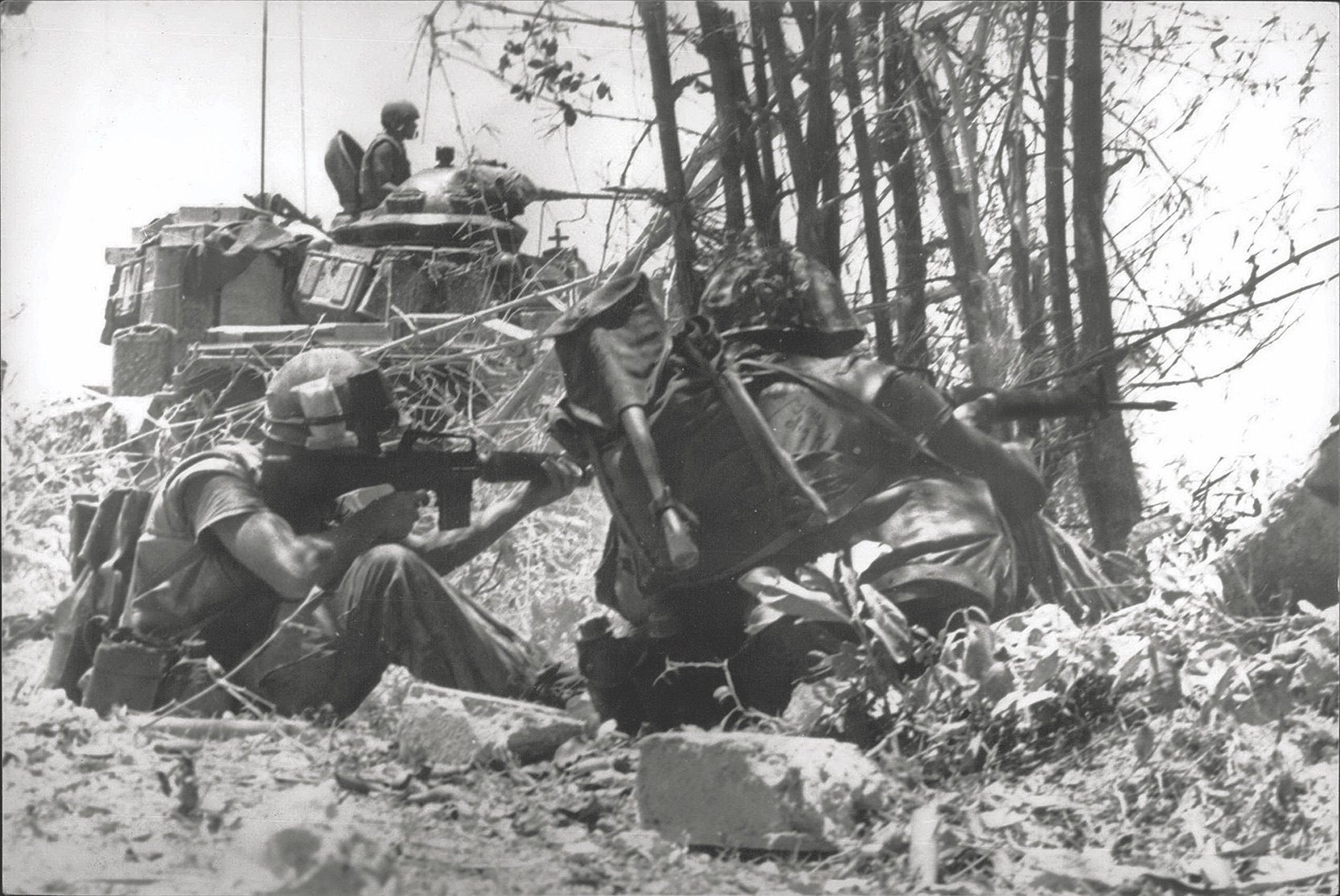 A Patton tank and two Marine riflemen in Task Force Robbie battle the NVA in the Cam Vu area. (Keystone/Alamy)