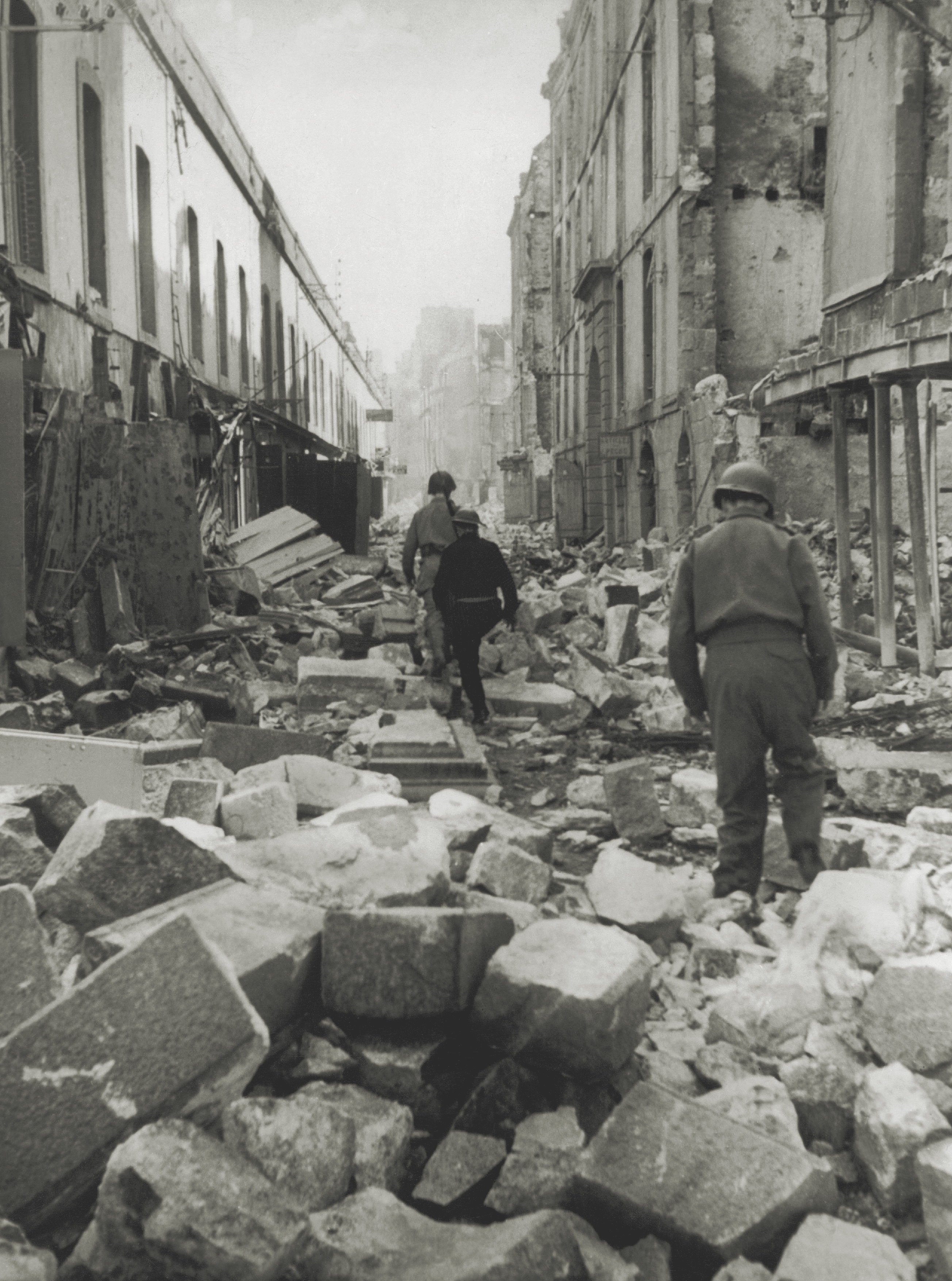 Soldiers make their way through the city’s rubble-strewn streets on August 24. (National Archives, PhotosNormandie)