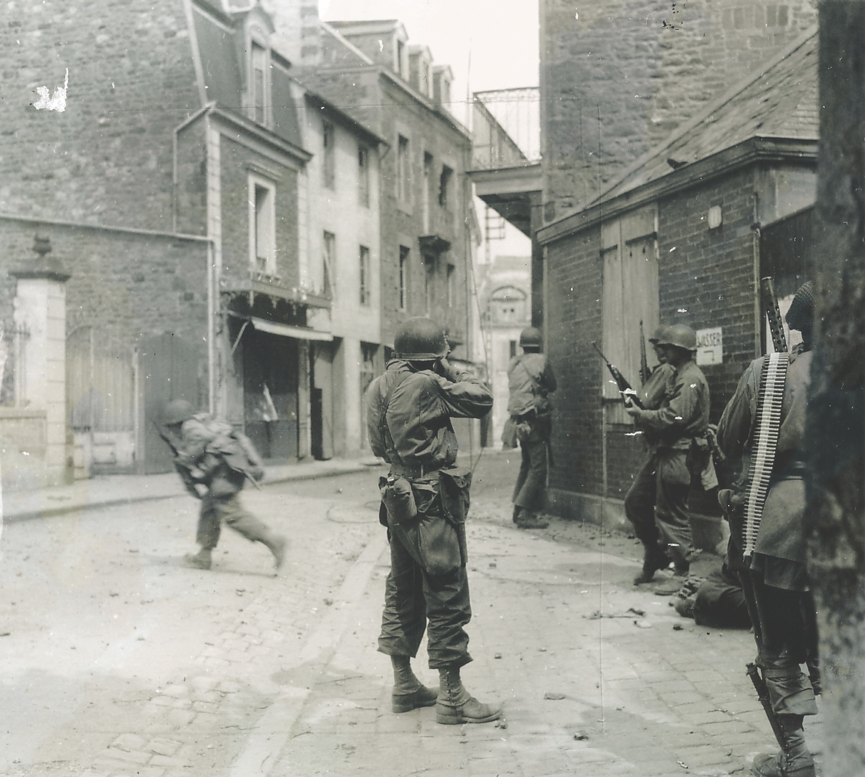 American infantrymen try to take out a German sniper during street fighting in Saint-Malo on August 8, 1944. (Keystone-France, Photo 12, Getty Images)