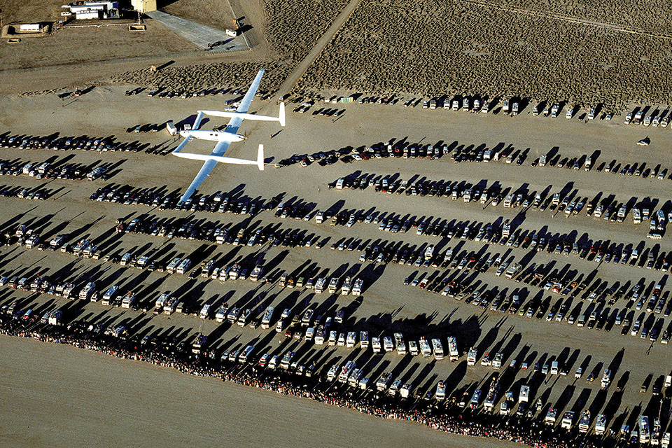 Voyager passes over the thousands of spectators assembled at Edwards Air Force Base to witness the completion of its historic journey. (©1986 Mark Greenberg)