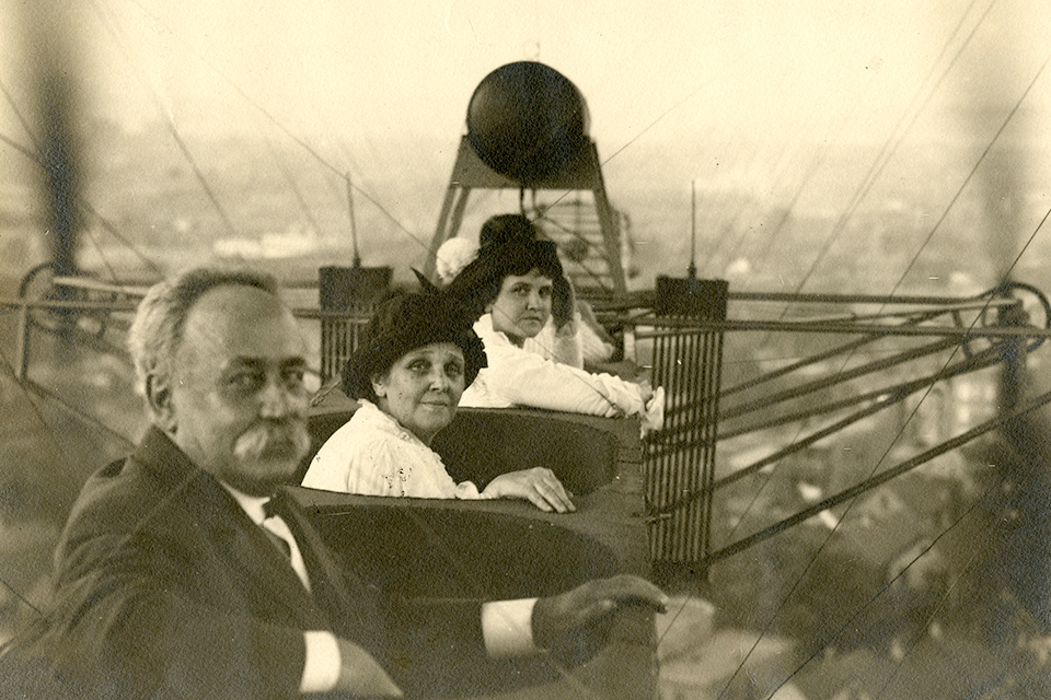 Knabenshue’s father, mother and wife turn their attention to the camera during a flight aboard "White City" over Chicago in July 1914. (National Air and Space Museum)