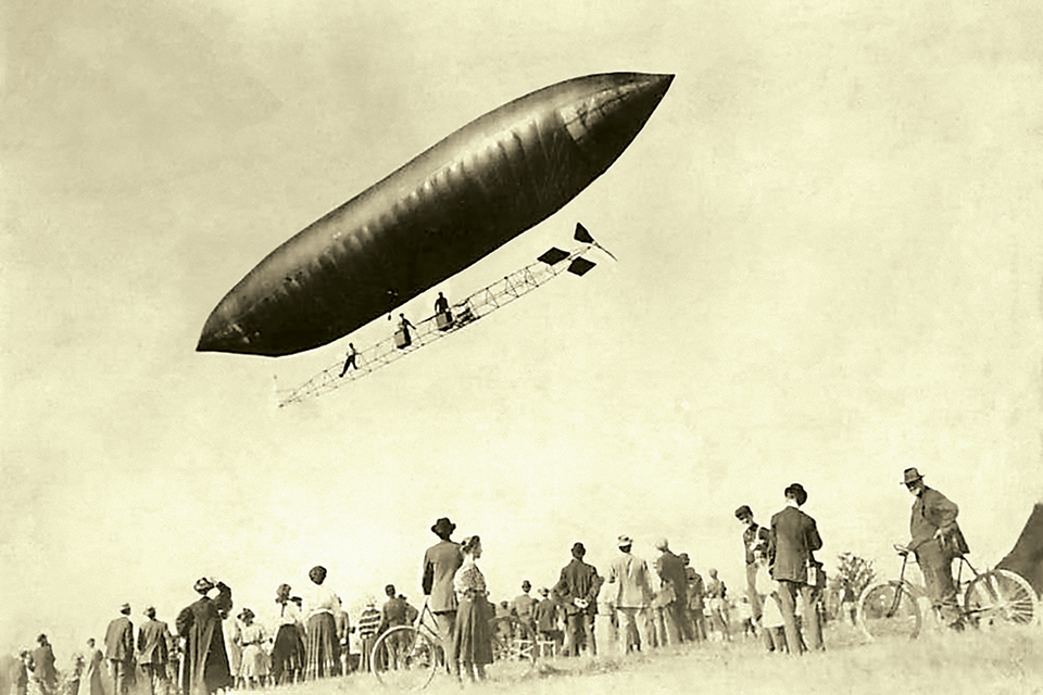 Knabenshue flies Thomas Baldwin’s "California Arrow" at the St. Louis Exposition on October 31, 1904. (Courtesy of Emil Petrinic)