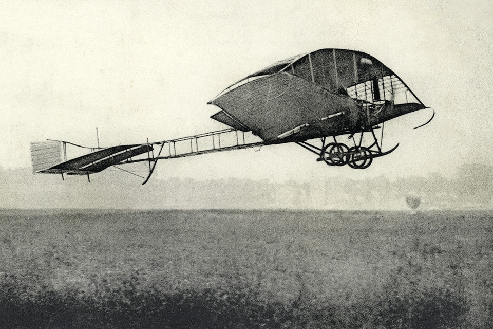 Proof of flight: The two-prop version of the Sloan Bicurve takes off. (Courtesy of the Kees Kort Collection)