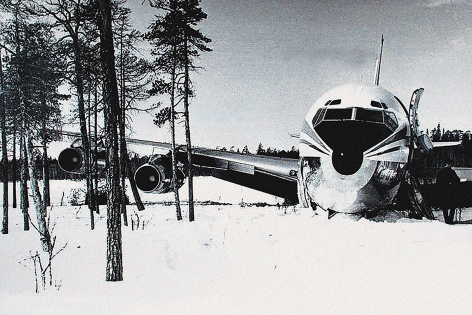 The Sukhoi’s second missile took off the tip of the 707’s left wing (below) and sent shrapnel into the cabin, but left the airliner in good enough condition for pilot Kim Chang Kyu to land on Lake Korpiyarvi (above). (HistoryNet Archive)