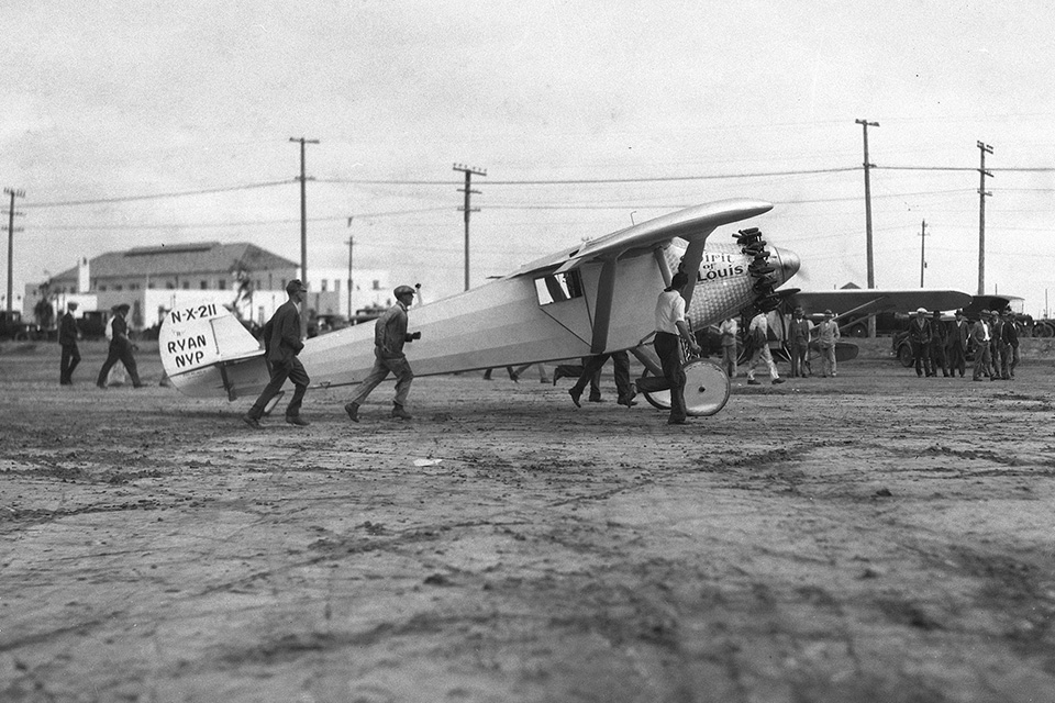 Charles Lindbergh taxis at Dutch Flats in San Diego. (©Harry T. Bishop/San Diego Union-Tribune via ZUMA Wire)