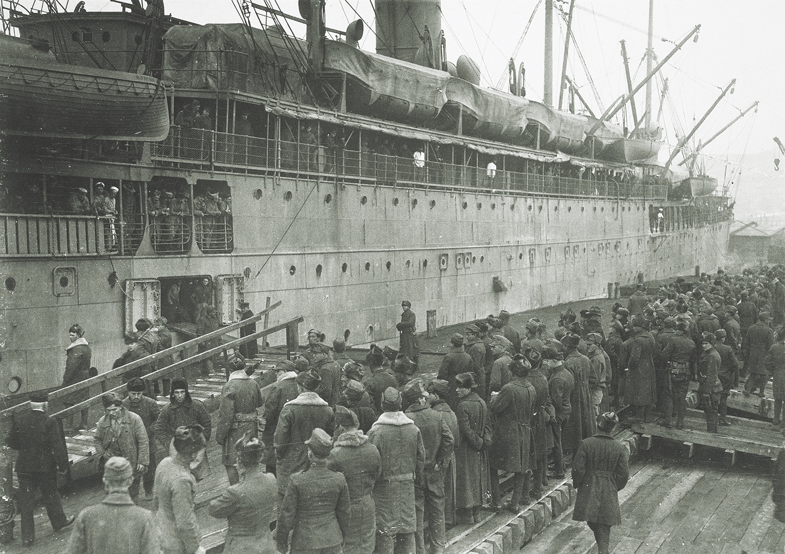 American troops disembark from the transport that carried them to Russia. (National Archives)